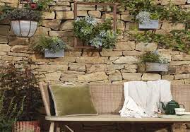 گالری دیوار بهترین روش برای طراحی باغچه در حیاط کوچک خانه