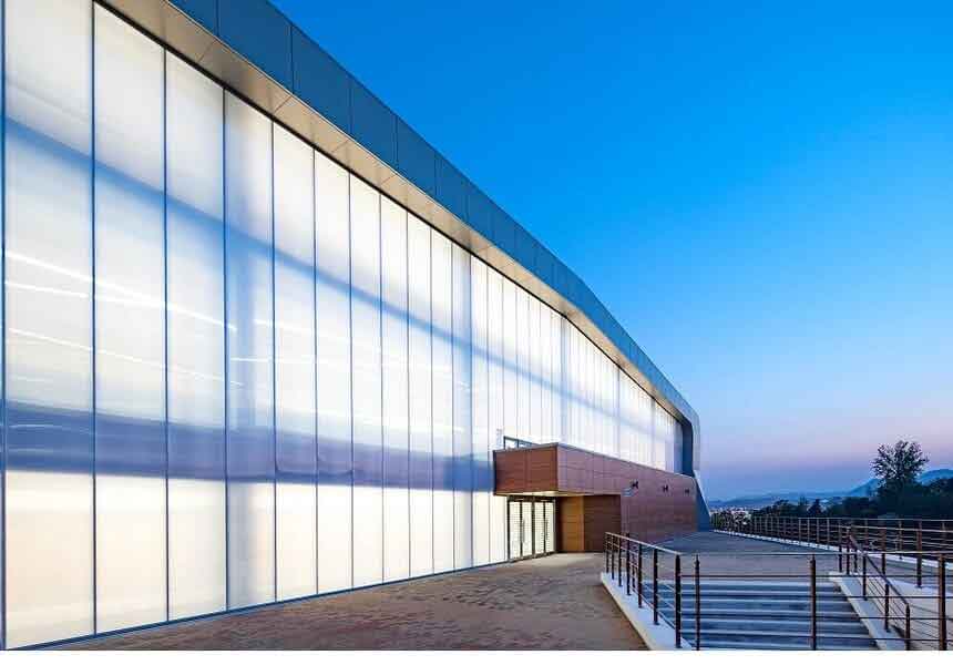 از زیباترین انواع نمای خارجی ساختمان نمای کرتین وال یا شیشه ای است 