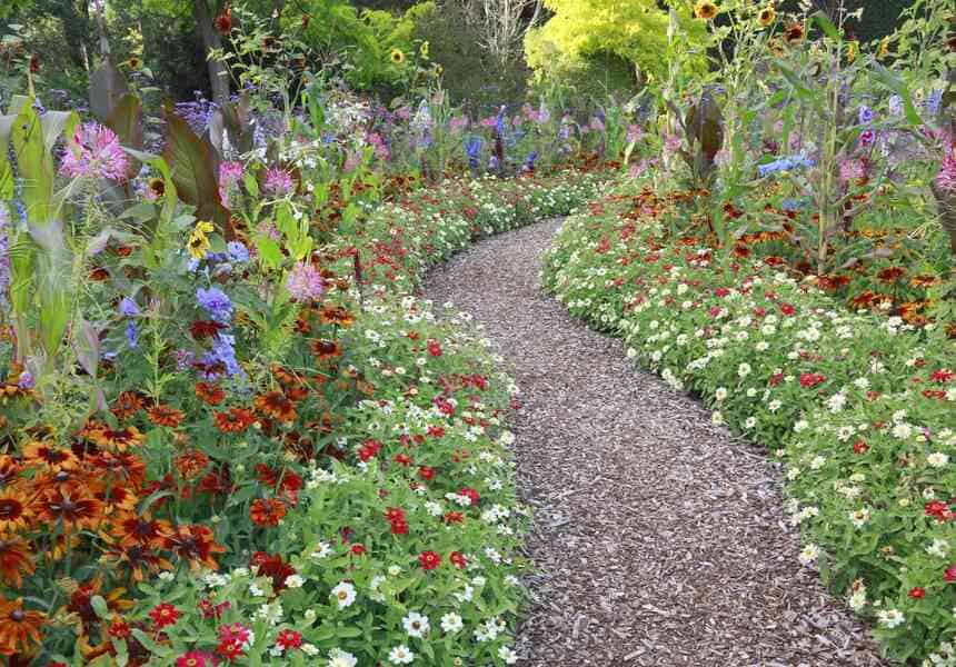 یکی از جذاب ترین پیشنهادات برای خلاقیت محوطه سازی باغ درست کردن مسیر رفت و آمد است.