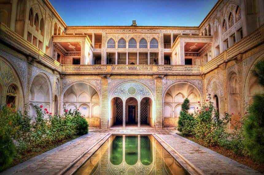 از اصول معماری ایرانی درون گرایی است که به عقیده معماران امروزی همان حفظ حریم خصوصی در معماری ایرانی است 