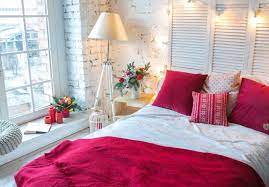 قرمز تمشکی هم رنگ عشق است و یکی از بهترین رنگ ها برای اتاق خواب زوجین 