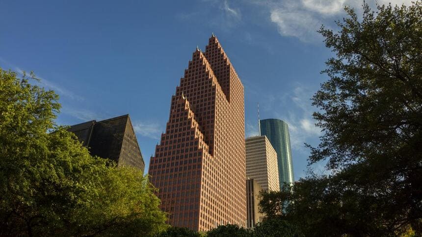 بانک مرکزی آمریکا بر اساس المان های دو سبک معماری گوتیک و پست مدرن ساخته شده
