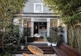 یکی از زیباترین و جالب ترین ایده ها برای طراحی باغچه در حیاط کوچک منزل استفاده از فضای جلوی درب ورودی منزل است