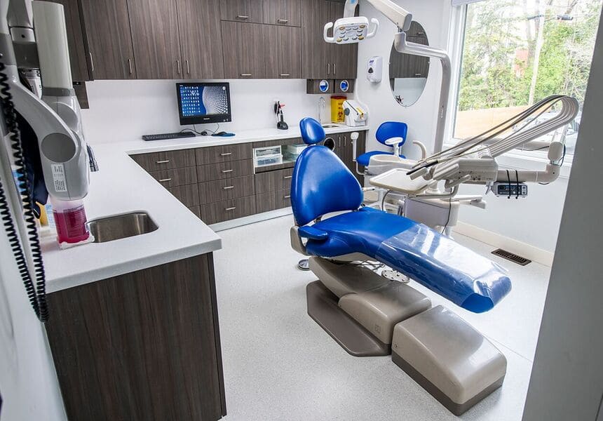 در طراحی مطب دندان پزشکی به جای تزیینات سقف کاذب از گزینه های رنگ آمیزی استفاده نمایید