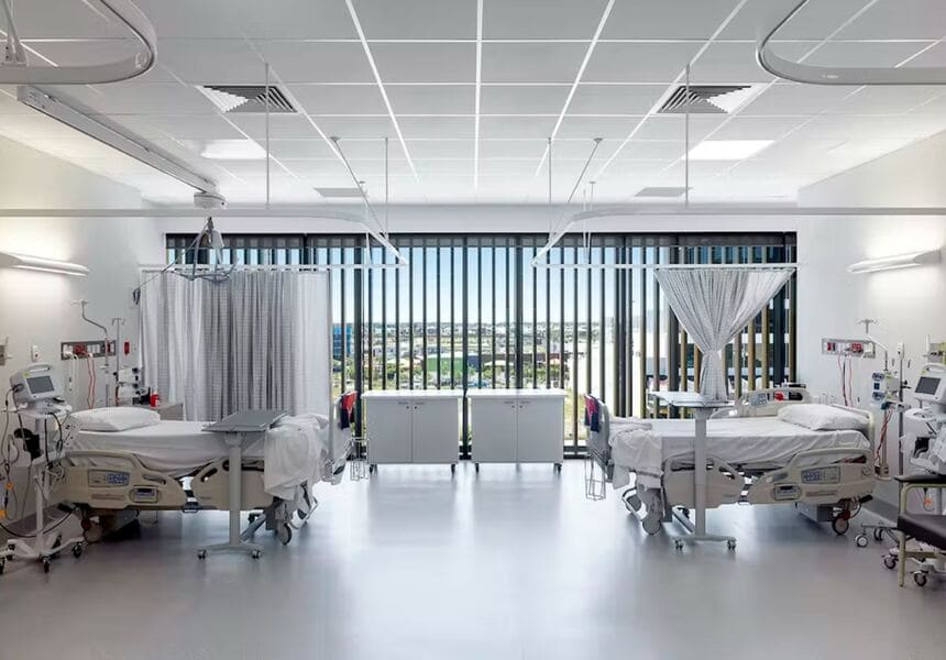 مراکز بیمارستانی با بیش از 200 تخت: حداقل هر تخت 150 متر مربع