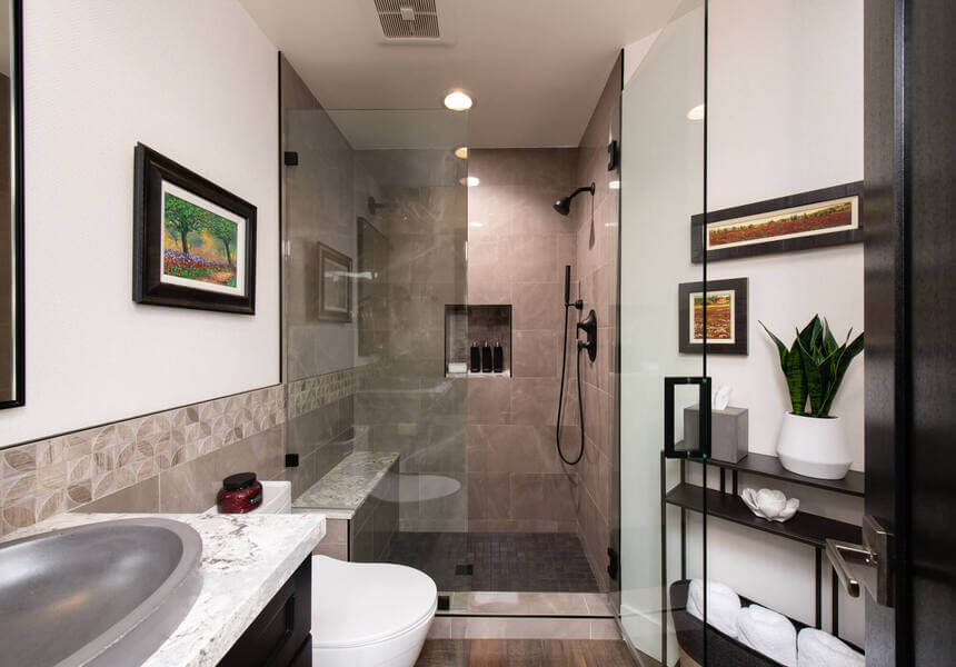 محل قرارگیری دوش حمام را می توان در گوشه حمام یا فضاهای مرده طراحی کرد